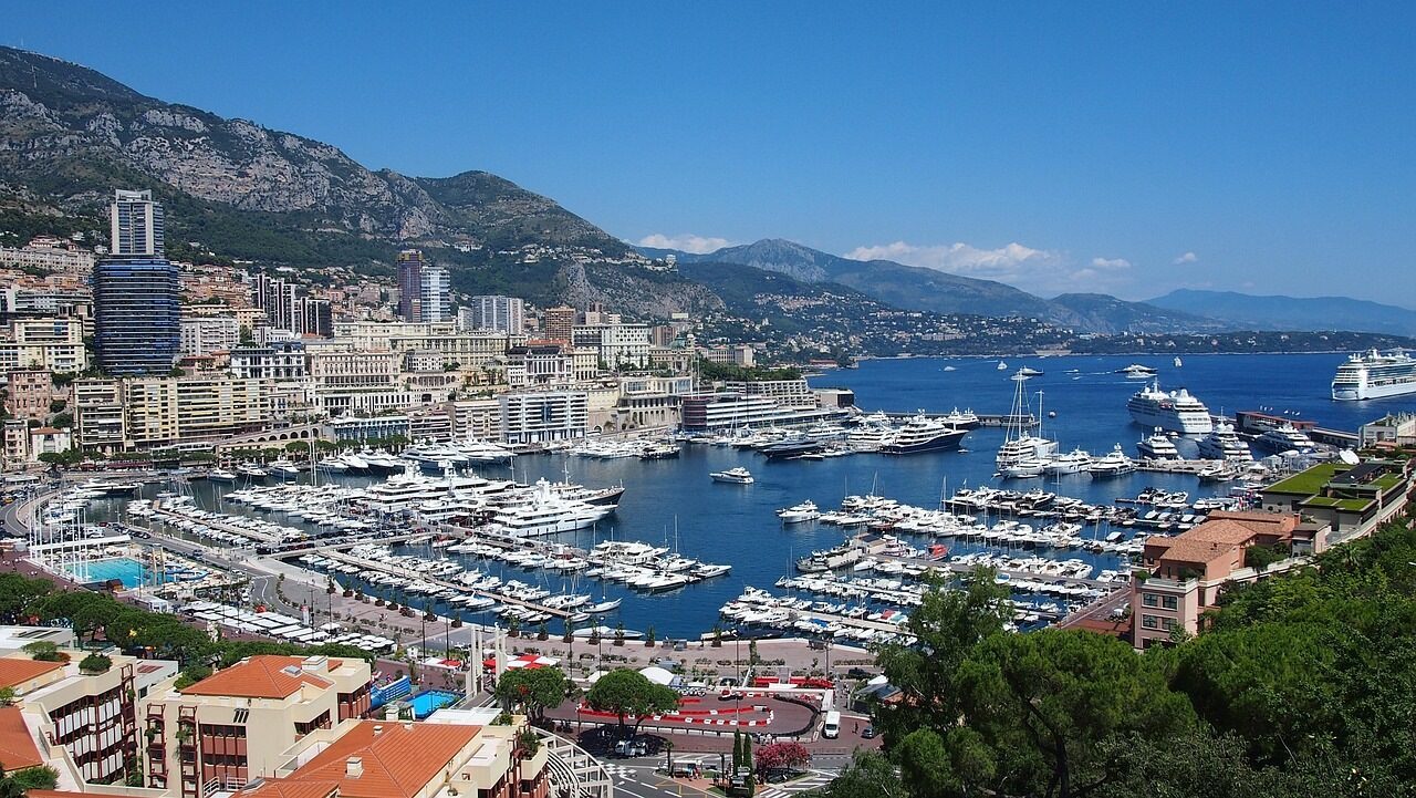 Working in Monaco vs in France: The Complete 2025 Analysis